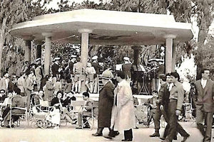 Στην κάποτε όμορφη πλατεία Ελευθερίας, ένα πρωϊνό Κυριακής του 1958