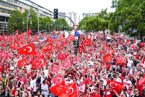 Γερμανία: Διαλύθηκε πορεία τούρκων φιλάθλων οι οποίοι επεδείκνυαν τον χαιρετισμό των «Γκρίζων Λύκων»
