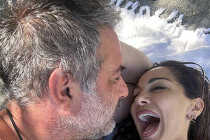 Αγκαλιά σε παραλία της Κρήτης, Δέσποινα Βανδή και Βασίλης Μπισμπίκης: “Τι τόπος και τι άνθρωποι σπουδαίοι”