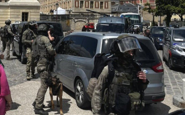 Παρίσι: Εκκενώνεται το Παλάτι των Βερσαλλιών – Αναφορές για επίθεση με μαχαίρι