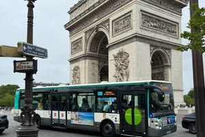 Αυτοκίνητο παρέσυρε θαμώνες καφετέριας στο Παρίσι – Ένας νεκρός