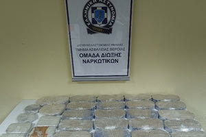 Έκρυβε 22 κιλά ηρωίνη μέσα σε παιδικό κρεβάτι που μετέφερε στο πορτ – μπαγκάζ