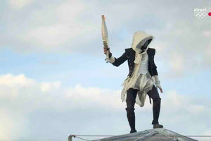 Ολυμπιακοί Αγώνες: Ποιος ήταν τελικά ο μασκοφόρος δρομέας; – Έκρηξη θεωριών για την ταυτότητά του