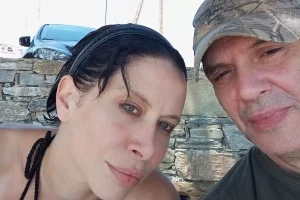 Καμπόσης για Ζαφειράκου: Διαψεύδει τα δημοσιεύματα ο μουσικοσυνθέτης-στιχουργός ότι τον χτύπησε η  ηθοποιός πρώην σύντροφος του