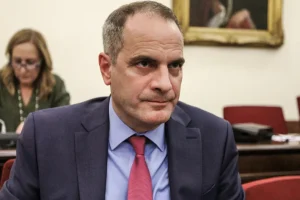 Η πρόσληψη πριν…5 χρόνια του Ζούλα, το πτυχίο και οι απαντήσεις