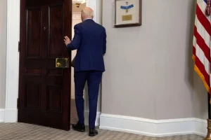 Παραδοχή Μπάιντεν: Οι πιέσεις Πελόζι και άλλων Δημοκρατικών τον οδήγησαν στην απόσυρσή του