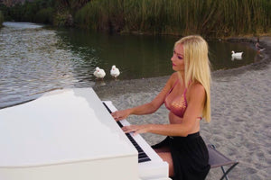 Υπέροχο βίντεο στην Πρέβελη: Έπαιξε πιάνο και δίπλα οι πάπιες άκουγαν τις μελωδίες