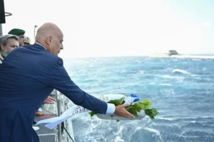 Νίκος Δένδιας: Στην Τήνο για τον Δεκαπενταύγουστο – Ρίψη στεφάνου για τους πεσόντες του «Έλλη»