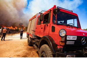 Φωτιά στην Αττική: Κάηκαν δύο οχήματα της Πυροσβεστικής στον Νέο Βουτζά, ένας τραυματίας