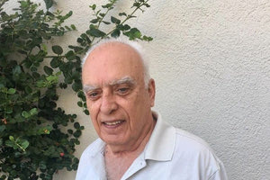 Ο Ηλίας Λαμπίρης αποχαιρετά τον Μανόλη Παπυράκη