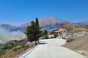 Φωτιά στο Αμάρι: Με λεωφορεία και ΙΧ μεταφέρονται οι κάτοικοι σε ασφαλή σημεία