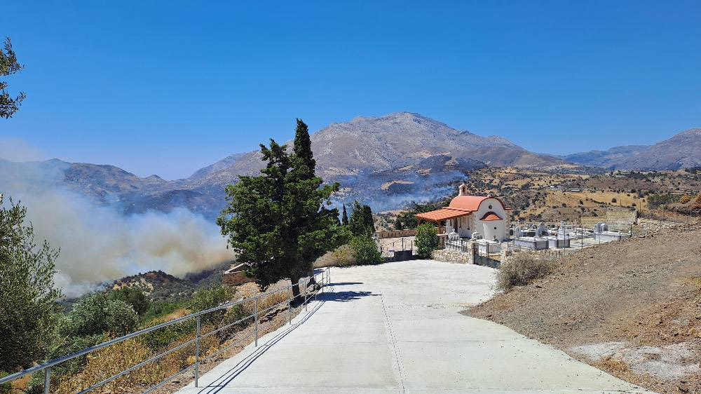 Φωτιά στο Αμάρι: Με λεωφορεία και ΙΧ μεταφέρονται οι κάτοικοι σε ασφαλή σημεία