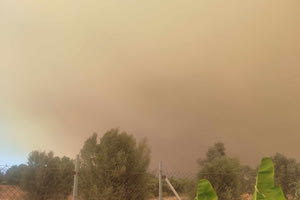 Αποπνικτική η ατμόσφαιρα, στις αυλές των σπιτιών οι στάχτες!