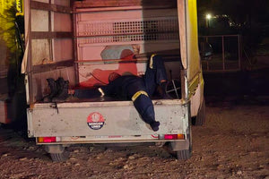 Συγκλονιστική φώτο: Πυροσβέστης ξεκουράζεται σε καρότσα αυτοκινήτου