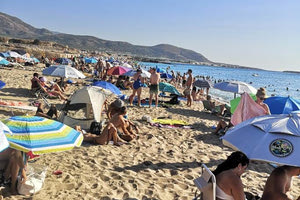 Τιμές… Μυκόνου στα Φαλάσαρνα – 80 ευρώ για ένα σετ ξαπλώστρες!