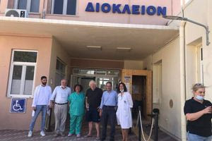 Ο Μπόρις Τζόνσον στο νοσοκομείο Καρύστου