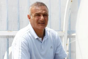 Ο παλαίμαχος ποδοσφαιριστής Νίκος Καρούλιας στο μέτωπο της φωτιάς προσπαθεί να σβήσει τις εστίες!