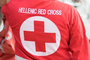 Διάσωση γυναίκας από πνιγμό στο Λαγονήσι από εθελοντή του Ερυθρού Σταυρού