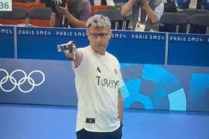 Ο Τούρκος αθλητής της σκοποβολής εξήγησε γιατί έχει το χέρι στη τσέπη σε κάθε του βολή