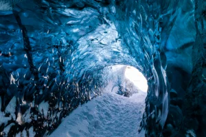 Ισλανδία: Ένας τουρίστας έχασε τη ζωή του και δύο ακόμη αγνοούνται μετά από κατάρρευση σπηλαίου πάγου