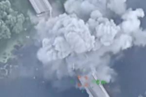 Εισβολή στο Κουρσκ: Η στιγμή που η γέφυρα τινάζεται στον αέρα