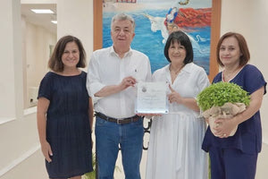 Τιμητική πλακέτα στον Περιφερειάρχη Κρήτης από τους διοργανωτές  του Φεστιβάλ Κρητικής Κουζίνας