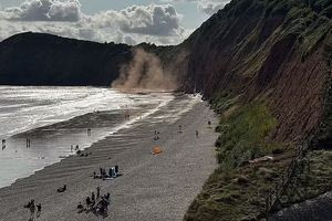 Αγγλία: Η στιγμή κατολίσθησης σε παραλία στο Ντέβον – Χιλιάδες βράχοι πέφτουν στη θάλασσα
