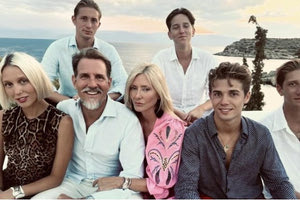 Παύλος-Μαρί Σαντάλ: Διακοπές με τα παιδιά τους στην Αμοργό & η επίσκεψή σε μοναστήρι