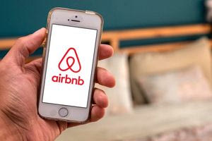 ΣτΕ: Παράνομο το τέλος επιτηδεύματος στα Airbnb