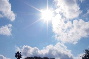 Meteo: Η πιο δροσερή ημέρα των τελευταίων 46 ημερών σήμερα με 36 βαθμούς Κελσίου