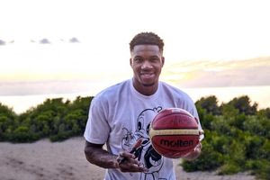 Υψηλές αφίξεις στο αεροδρόμιο για τον γάμο του Γιάννη Αντετοκούνμπο στο Ναυαρίνο