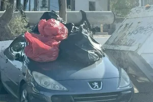 Σύρος: Με σκουπίδια γέμισε καπό αυτοκινήτου