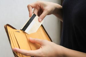 Επιδόματα: Πώς και ποια θα καταβάλλονται με την προπληρωμένη κάρτα