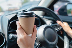 Τέλος ο καφές στο αυτοκίνητο – Τι αλλάζει στους κανόνες οδήγησης