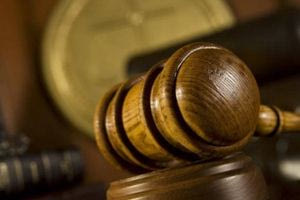 Θεσσαλονίκη: Αθωώθηκε μητέρα που χτύπησε με σκουπόξυλο και κλείδωσε στο δωμάτιό της την κόρη της