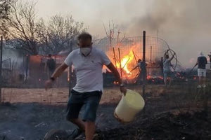 Φωτιά στην Αττική: Πολίτες παλεύουν σώμα με σώμα με τις φλόγες στον Γέρακα