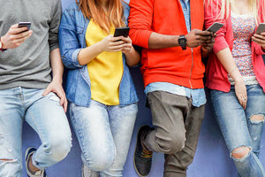 Τι συμβαίνει στους εφήβους που είναι «κολλημένοι» στα κινητά τους τηλέφωνα;