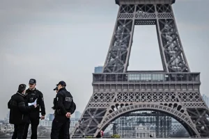 Γαλλία: Εκκενώθηκε ο πύργος του Άιφελ λίγες ώρες πριν την Τελετή Λήξης – Άνδρας προσπάθησε να σκαρφαλώσει πάνω του