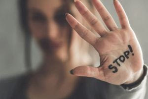 Υπόθεση ενδοοικογενειακής βίας στον Πύργο: 13χρονη κατήγγειλε τον πατέρα της για ξυλοδαρμό