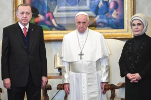 Επικοινωνία Πάπα Φραγκίσκου – Ερντογάν: «Στο Παρίσι χλεύασαν τις θρησκευτικές αξίες»