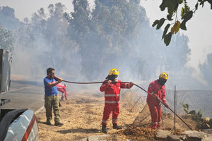 Στη μάχη με τις φλόγες και οι εθελοντές Σαμαρείτες
