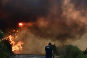 Φωτιά τώρα σε Ναύπλιο, Όλυμπο και Εύβοια – Προβληματισμός από τους κεραυνούς