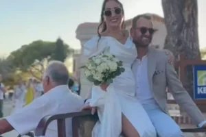 Σύρος: Γάμος με γαμπρό και νύφη πάνω σε τρίκυκλο να λάμπουν από ευτυχία