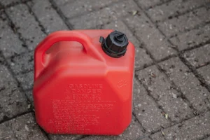 «Μαφιόζικη» προειδοποίηση στον Βόλο: Έλουσε με βενζίνη την είσοδο επιχείρησης