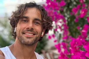 Χάρης Γιακουμάτος: Mας δείχνει τις ζημιές που προκλήθηκαν στο σπίτι του από τη φωτιά