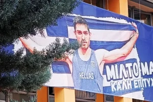 Μίλτος Τεντόγλου: Γιγαντοοθόνη στην κεντρική πλατεία στα Γρεβενά για τον τελικό του μήκους