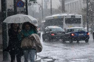 Η «ψυχρή λίμνη» σαρώνει τη χώρα, κίνδυνος για νέες πλημμύρες – παραμένουν οι υψηλές θερμοκρασίες στην Κρήτη