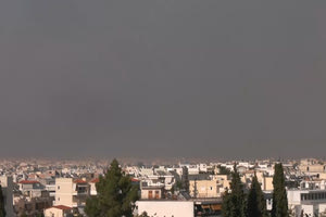 Φωτιά στη ΒΑ Αττική: Ο καπνός έχει «σκεπάσει» και την Αγία Παρασκευή