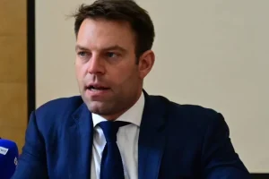 Στέφανος Κασσελάκης: «Εδώ είμαι και θα απαντώ»