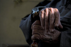 Μελέτη έδειξε ότι το ανθρώπινο σώμα γερνάει πιο γρήγορα στα 44 και στα 60